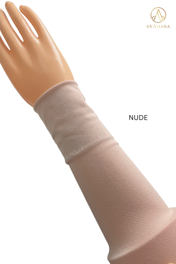 HANDSOCK ARYNA in NUDE