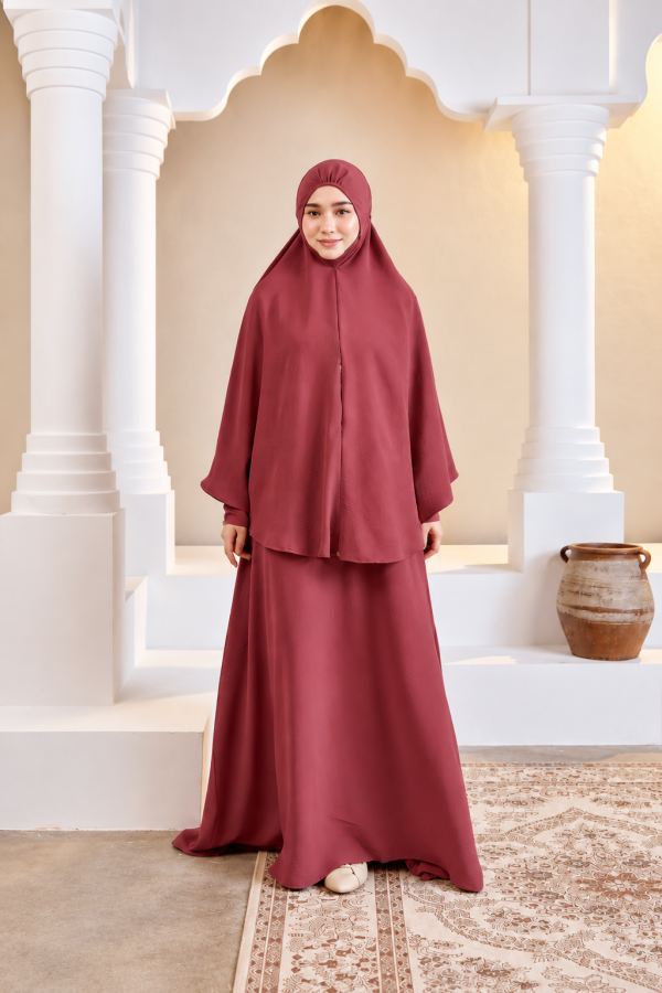 Set Jubah Arissa & Adelia Mini Telekung in Maroon